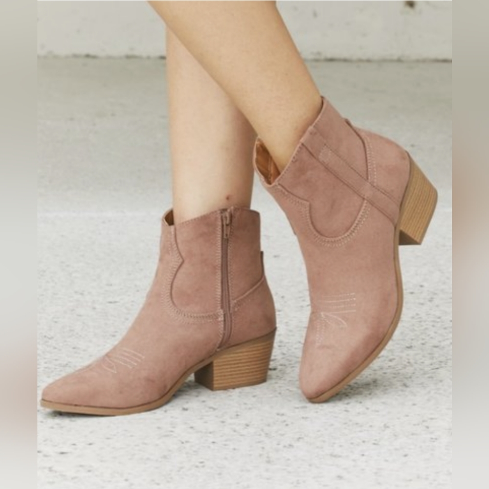 Qupid Austin Nights Embroidered Western Booties in Burlwood size 6